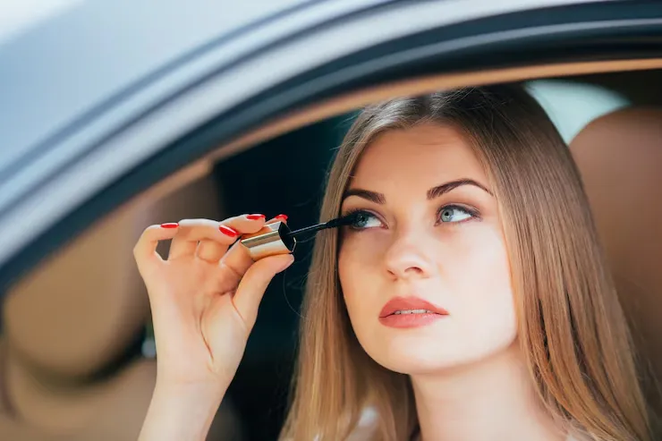چگونه از ریزش مژه جلوگیری کنیم؟ راهکارهای طلایی برای نجات مژههات